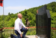 Photo of Haradinaj në Kaçanik, nderon dëshmorët dhe martirët e kësaj ane