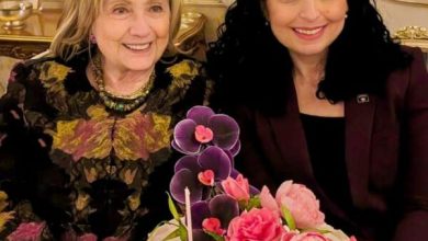 Photo of Vjosa Osmani pritet me tortë nga Hillary Clinton: Ditë edhe më speciale, me miken e popullit tonë