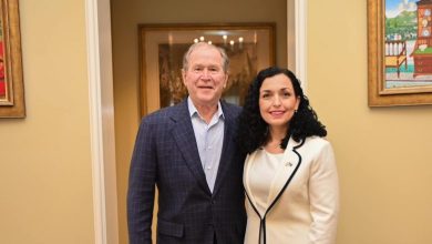 Photo of Osmani takon ish-presidentin Bush, e quan lajmëtar i pavarësisë së Kosovës