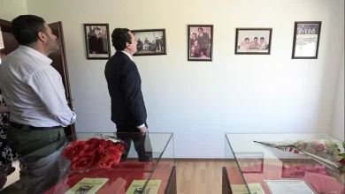 Photo of Në 81-vjetorin e lindjes së Ukshin Hotit, Kurti viziton shtëpinë muze