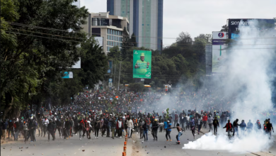 Photo of Protestuesit hyjnë me forcë në parlamentin e Kenias, ndërsa godina digjet