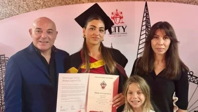 Photo of Vajza e Blendi Fevziut diplomohet në Universitetin e Londrës dhe gazetari s’mund ta fshihte krenarinë