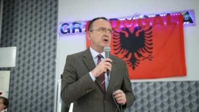 Photo of Travari kujton përvjetorin e Skenderbeut, Kadri Zekës dhe vëllezërve Gërvalla