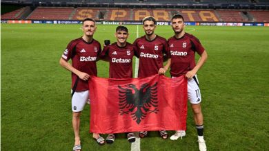 Photo of Shqiptarët e Spartës pozojnë me flamurin Kuq e Zi pas kualifikimit në Ligën e Kampionëve