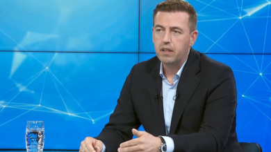 Photo of Reagon zv.drejtori Taipi, largohen tabelat e vendosura ku mungonte gjuha shqipe