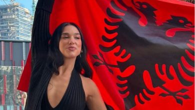 Photo of “Një komb, një flamur”, Dua Lipa uron shqiptarët me vargjet e himnit kombëtar