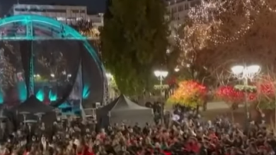 Photo of Shqiptarët ia marrin valles në sheshin kryesor të Athinës/ Flamuj, këngë dhe veshje kuqezi për 28 Nëntor