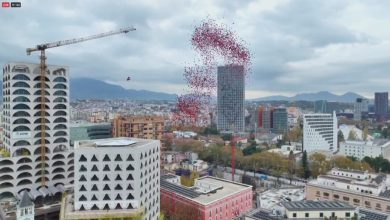 Photo of Flamuri kuqezi dhe tullumbacet pushtojnë qiellin e Tiranës në Ditën e Pavarësisë