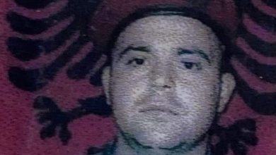 Photo of Reagon vajza e ish-ushtarit të UÇK-së: Më larguan nga puna pasi që babi im ishte vetëm ushtar lirie e jo anëtar i asnjë partie