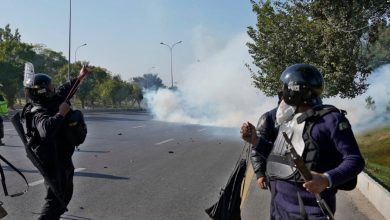 Photo of Pakistan/ Ushtria urdhërohet të qëllojë menjëherë, mbështetësit e Khanit përplasen me policinë