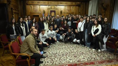 Photo of Gashi pret në takim nxënësit e shkollës fillore Faik Konica nga Sllupçani