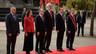 Photo of 28 Nëntori, Kurti: Sot e kemi më të lehtë të bëhemi bashkë, e të jemi bashkë sepse duhet të qëndrojmë bashkë