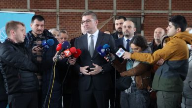 Photo of Mickoski dënon vetëm përdhosjen e flamurit maqedonas nuk e përmend ate shqiptarë