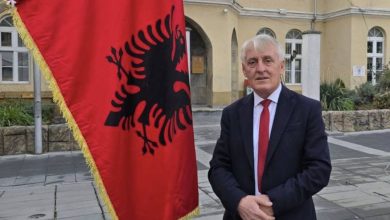 Photo of Ngriti flamurin kombëtarë, Vuçiç largon nga puna vajzën e Ragmi Mustafës