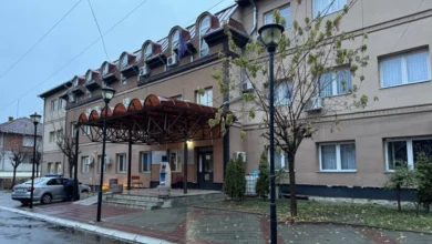 Photo of Sulmohet sërish me granatë objekti i komunës në Zveçan