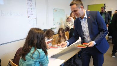 Photo of Kasami dhuron libra për nxënësit shqiptar në Danimarkë