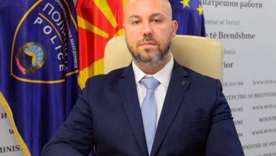 Photo of Iseni thotë se do të ketë masë disiplinore për policin që e hodhi flamurin shqiptar