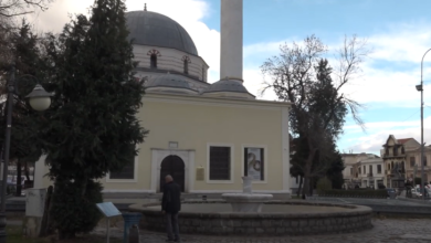 Photo of Jeni xhamia, simbol fetar apo lokalitet arkeologjik? Qytetarët me mendime të ndara, përplasen partitë politike