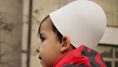 Photo of Arsimtari përjashtoi nga ora nxënësen që mbante plis, e hodhi në bërllok flamurin kombëtar