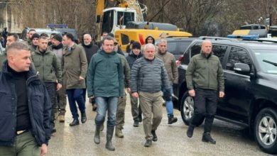 Photo of Kurti, shefi i AKI-së, ministri Sveçla dhe drejtori i Policisë vizitojnë fshatin Varagë të Zubin-Potokut, vendin ku ndodhi shpërthimi