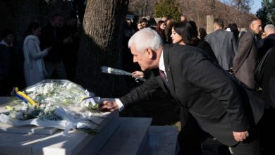 Photo of Sveçla në Prekaz: Përulemi para emblemës së lirisë sonë, familjes Jashari