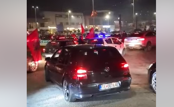 Photo of Tetovë: Policia po tenton të shpërndaj turmën që feston me preteksin për bllokim të komunikacionit