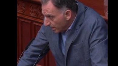 Photo of Ilir Demiri i uron nga foltorja e parlamentit 28 Nëntorin, ia kujton edhe Mickovsit