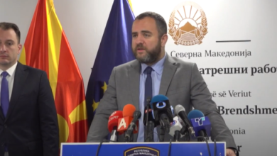 Photo of Përdhosja e flamurit shtetëror, Toshkovski: Kemi arrestuar katër persona!