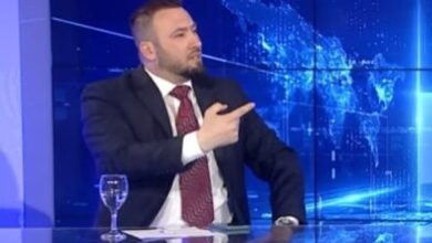 Photo of Rijad Shaqiri Degradon Ish-ushtarin e UÇK-së Nga Doganier në Roje – Valon Bela: I bëjmë të fala atij deputeti rrugaç që punon në Doganë, NUK KA PUSHTET TË PËRHERSHËM!
