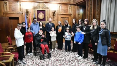 Photo of Gashi në Kuvend mirëpret një grup fëmijësh me nevoja të veçanta
