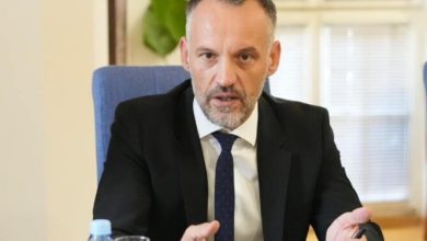 Photo of Nxënës me uniformë të UÇK-së dhe me ar’më reagon Arben Fetai : “Shfaqjet me fëmijë të uniformuar dhe të armatosur janë të gabuara!!