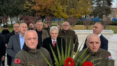 Photo of Ali Ahmeti nderon dëshmorët e luftës së Kroacisë