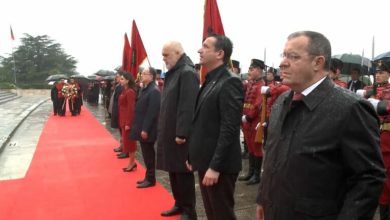 Photo of Shqipëria feston Ditën e Çlirimit, krerët e shtetit e të politikës nderojnë të rënët në Varrezat e Dëshmorëve