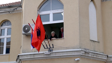 Photo of Ardita Sinani e Ragmi Mustafa vendosin flamurin Kuq e Zi në objektin e komunës së Preshevës