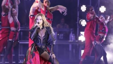 Photo of E veshur kuqezi, Rita Ora ndez skenën me ritmin e muzikës shqiptare! Urimi i këngëtares për Pavarësinë e Shqipërisë