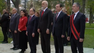Photo of Ceremonia e ngritjes së flamurit me rastin e 112 vjetorit të Pavarësisë, Begaj, Spiropali dhe Rama vendosin kurora me lule. I pranishëm edhe kryeministri Kurti