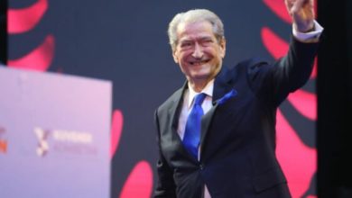 Photo of Sali Berisha uron Tetovarët për festën e 28 Nëntorit