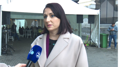 Photo of Vazhdon “Roja e gjuhës” para Kushtetueses, Ajdari: Do të jemi këtu, për të ndjekur nga afër vendimin! E pashpjegueshme se si disa politikanë “e dinë se çfarë do të ndodhë”