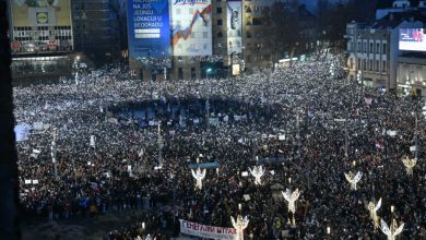 Photo of “Vuçiq ik”, protestë masive në Beograd, studentëve u bashkohen edhe banorë të tjerë, fermerë e artistë (VIDEO)