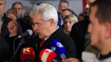 Photo of Ahmeti i drejtohet Mickoskit: Lufta u ndërpre me një kompromis që nuk i kënaq palët! Mos prekni në palcën e shqiptarëve