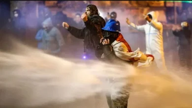 Photo of Tubimet në Gjeorgji, protestuesit nuk tërhiqen! Hedhin fishekzjarrë drejt Parlamentit
