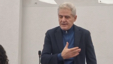 Photo of Ali Ahmeti: Në komisionin e Venecias ka qenë një antishqiptare, Karakamisheva! Ka përgatitur 75 faqe për ta hedhur në shportën e plehrave ligjin për gjuhën shqipe