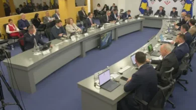Photo of Nenad Rashiq s’ia përkrah Kurtit themelimin e muzeut për gjenocid, e çon dorën dhe abstenon