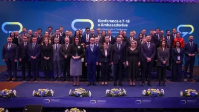 Photo of Martin Berishaj në konferencën e ambasadorëve ku ishin edhe Kurti e Gërvalla