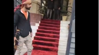 Photo of Simbol i përfundimit të epokës Assad, momenti kur rebelët arrestojnë ish-ministri i Mbrojtjes (VIDEO)