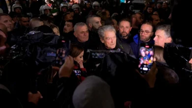 Photo of Bllokim i 5 akseve kryesore në Tiranë, përplasje me policinë dhe shoqërime – Ç’ndodhi në tri orë protestë të opozitës