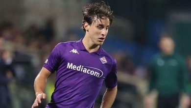 Photo of Edoardo Bove rikthehet në tribuna për ta përkrahur Fiorentinën, pas sulmit që pësoi para tri javësh