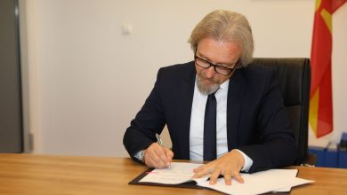 Photo of Ministri Fatmir Limani punëson maqedonase në MPPS, shqiptarët vazhdojnë të anashkalohen në administratë