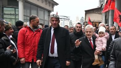 Photo of Vajza që mbajti Ahmeti në krah 11 Dhjetor ishte mbesa e tij