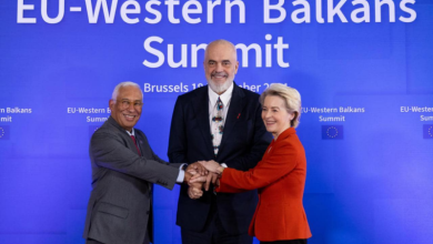 Photo of Buzëqeshje e përqafime, Rama ndan fotoalbumin nga Brukseli